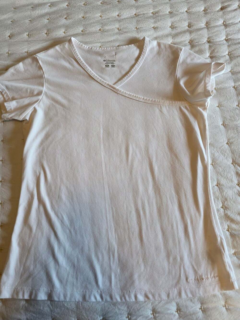 Columbia Sportswear Women's Omni-Shade V-Neck Crossover Short Sleeve Performance